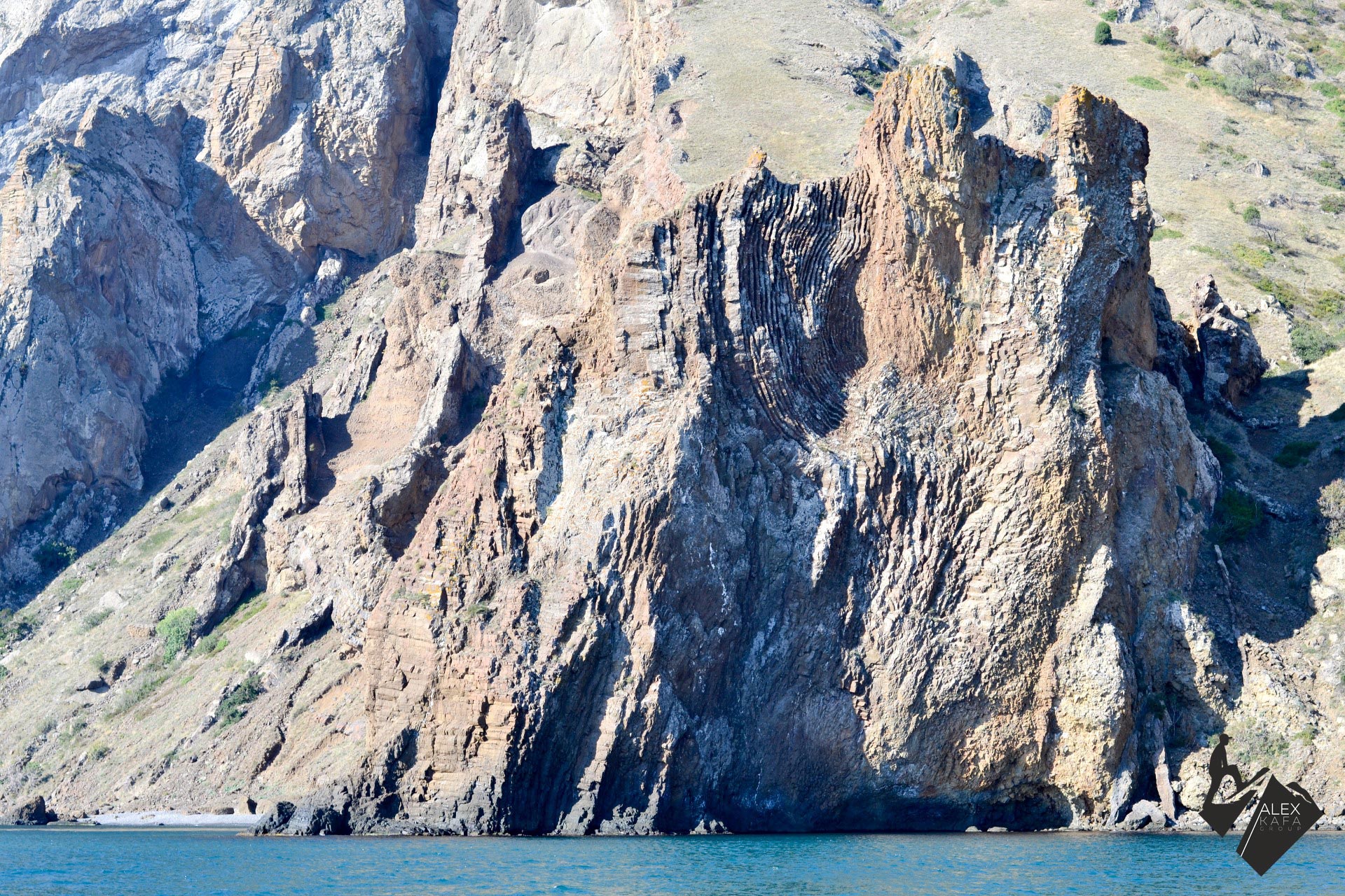 Первая фотография морских прогулок в Коктебеле к потухшему вулкану Кара-Даг - пансионат Лазурный Коктебель